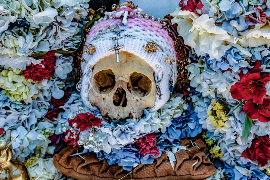 Feldíszített koponya
