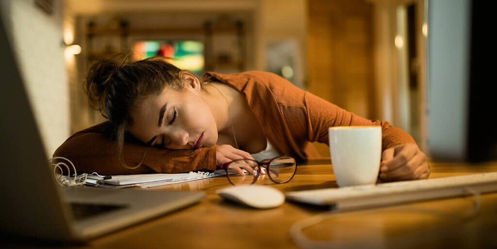 Egy nő elaludt a munka mellett